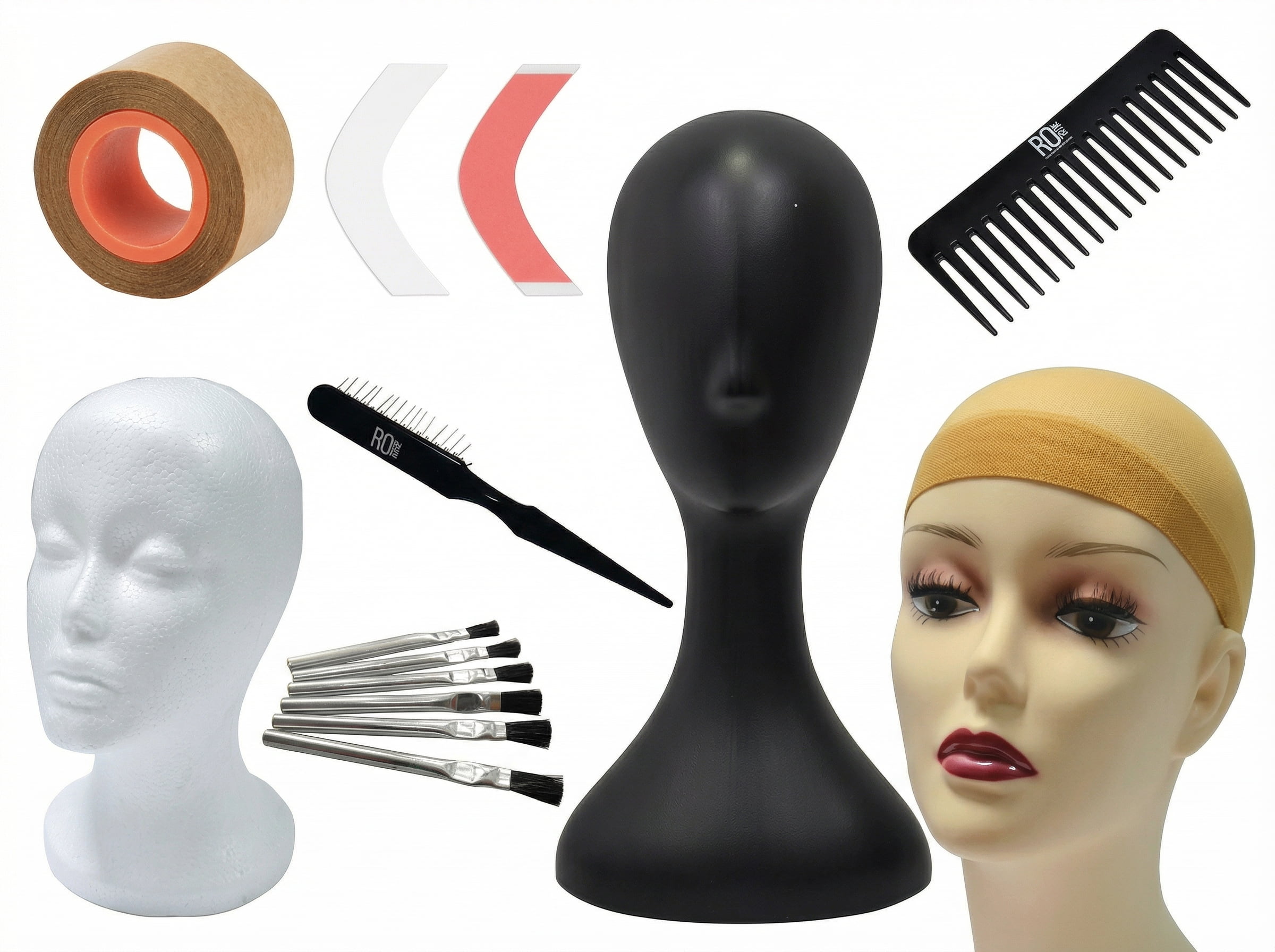 Zestaw akcesoriów do&nbsp;pielęgnacji i&nbsp;mocowania peruk oraz turbanów: główki manekinowe, taśma, grzebień, szczotki i&nbsp;klamerki na&nbsp;białym tle.
