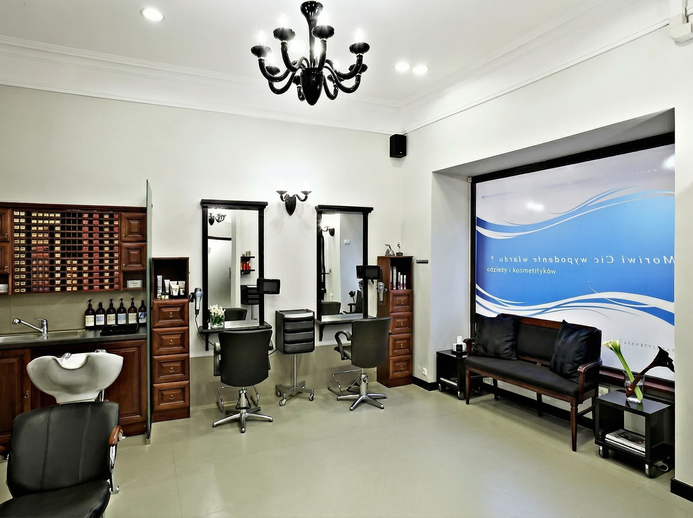 Jasne, eleganckie wnętrze gabinetu Rokoko z&nbsp;dwoma stanowiskami fryzjerskimi, dużymi lustrami i&nbsp;czarnymi fotelami, przygotowane do&nbsp;zabiegów systemu SecondHair.