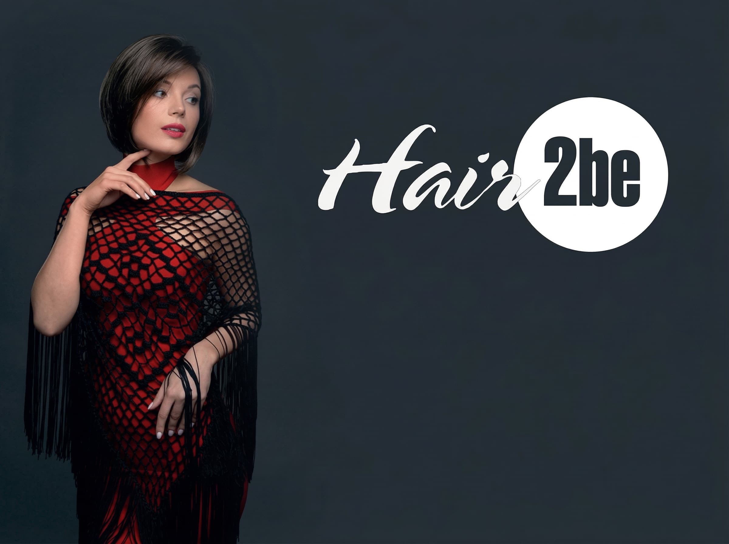 Modelka w&nbsp;krótkiej, ciemnej peruce medycznej z&nbsp;linii Hair 2be, ubrana w&nbsp;elegancką czarną suknię z&nbsp;czerwoną wstawką. Gwarancja naturalnego wyglądu z&nbsp;asortymentu Rokoko.