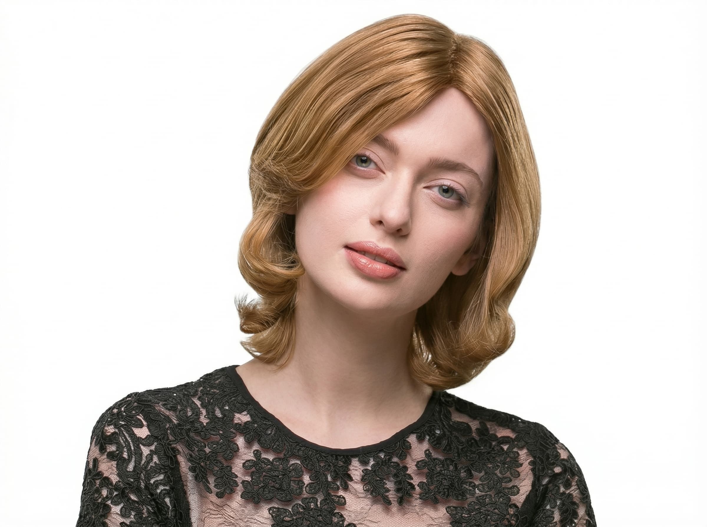 Kobieta w&nbsp;delikatnie pofalowanej, półkrótkiej peruce medycznej w&nbsp;ciepłym odcieniu rudego brązu z&nbsp;oferty specjalistycznej salonów Rokoko.