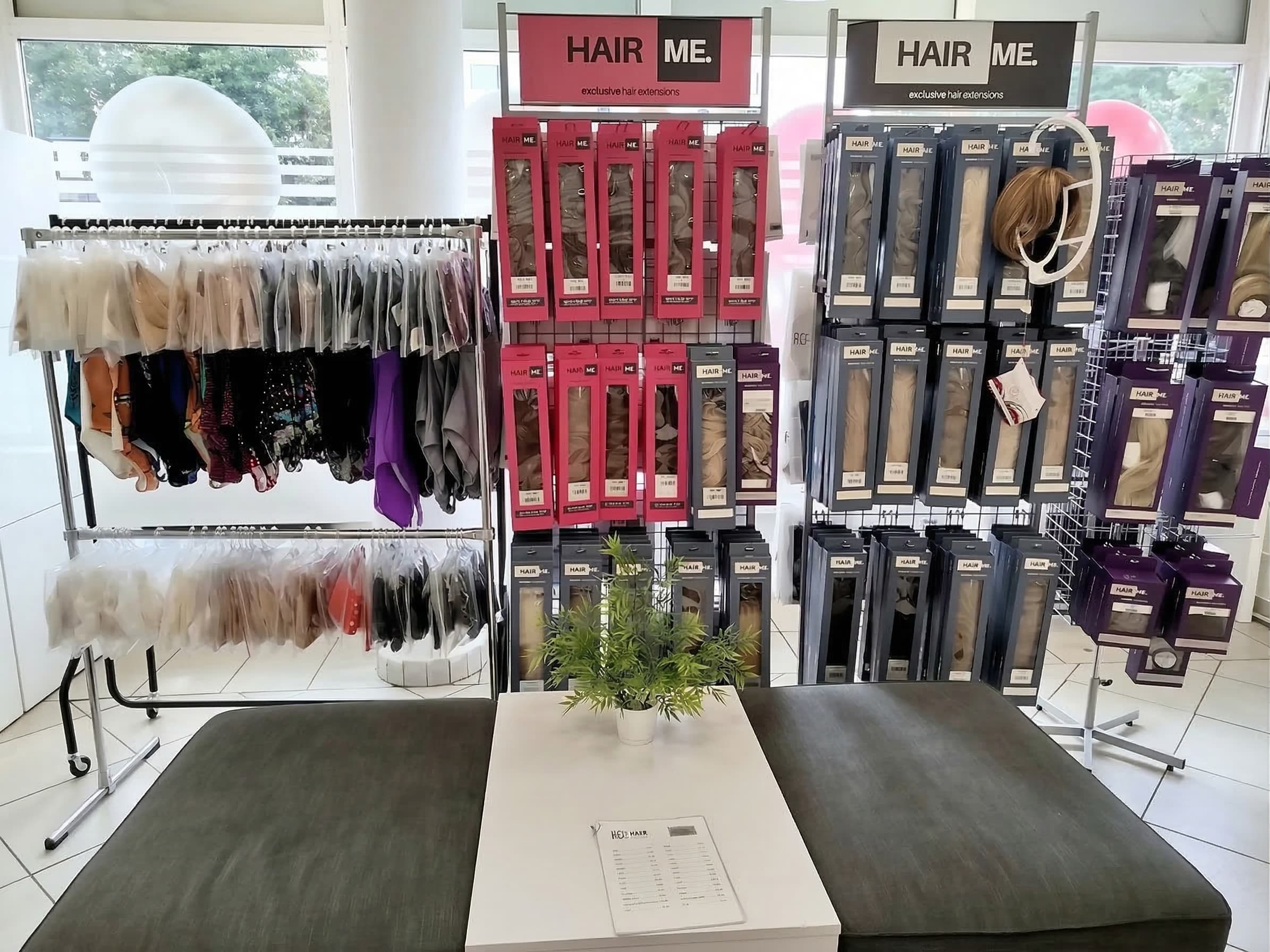 Ekspozycja dopinek i&nbsp;extensions Hair Me w&nbsp;salonie Rokoko Białystok