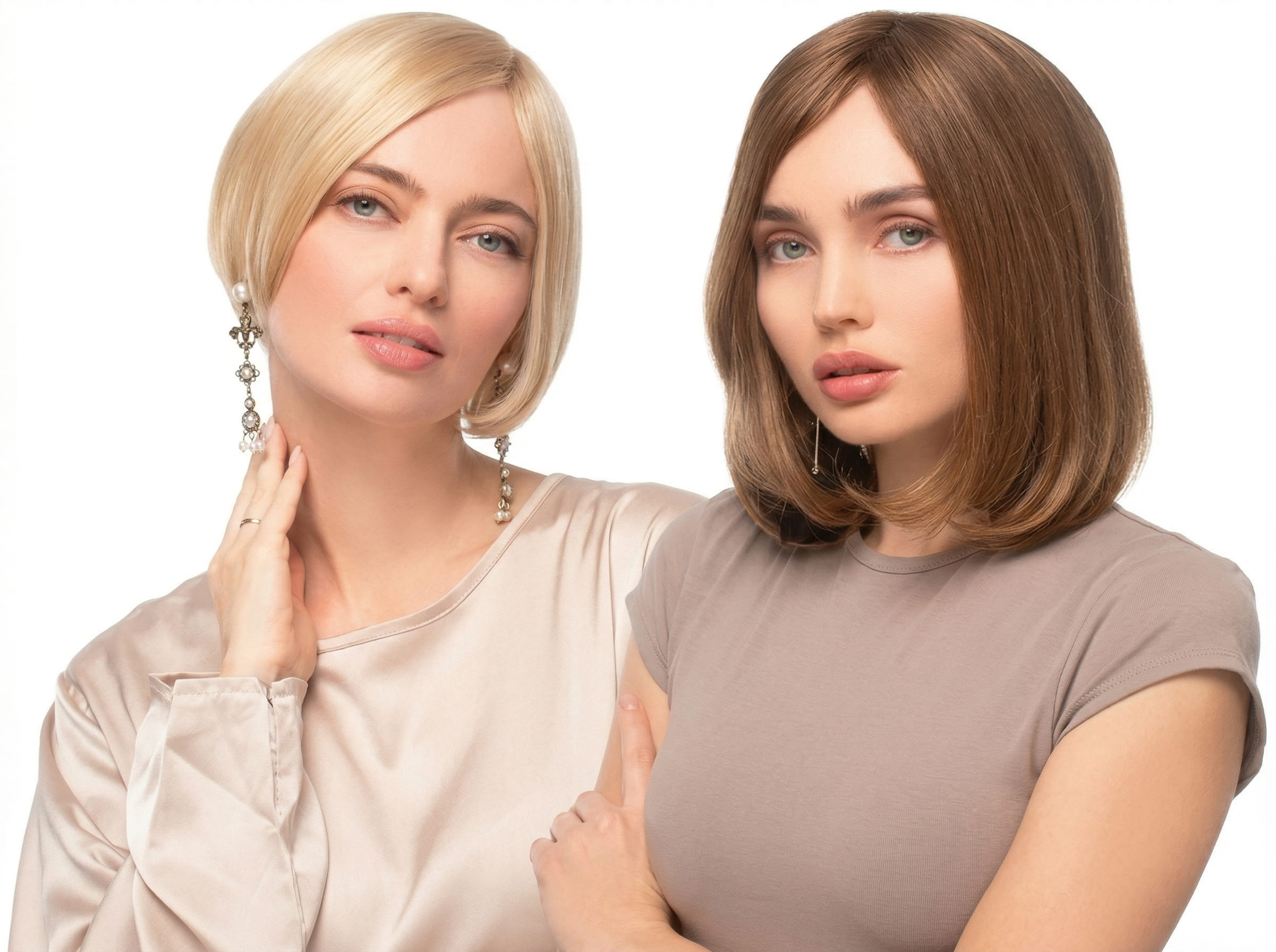 Dwie uśmiechnięte kobiety prezentujące peruki z&nbsp;włosów naturalnych. Po&nbsp;lewej krótka peruka blond, po&nbsp;prawej półdługa peruka brązowa do&nbsp;ramion na&nbsp;jasnym tle.