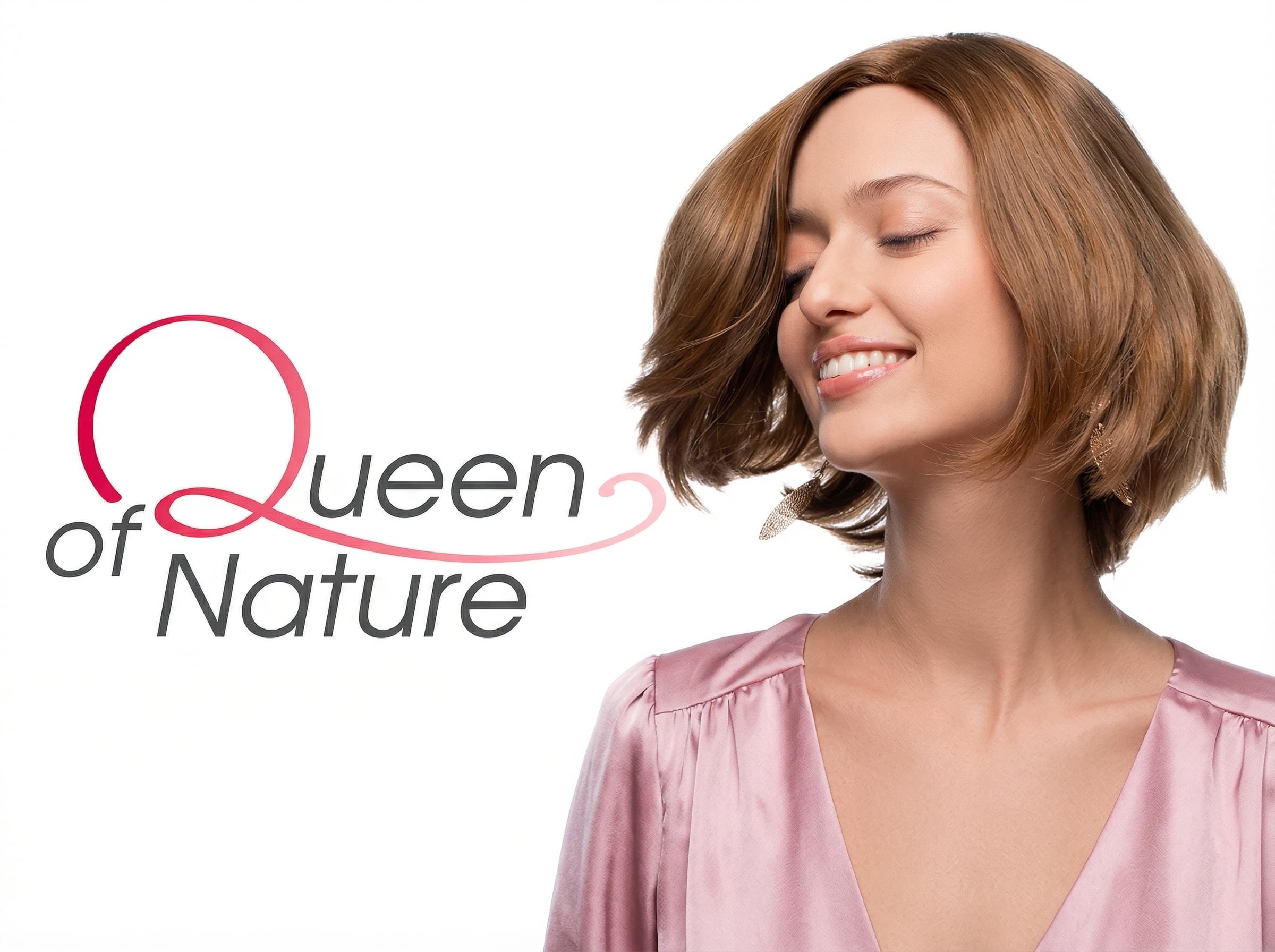 Uśmiechnięta kobieta z&nbsp;zamkniętymi oczami, z&nbsp;krótką, falowaną peruką z&nbsp;włosów naturalnych w&nbsp;odcieniu blondu. Obok widnieje logo luksusowej kolekcji Queen of Nature od&nbsp;Rokoko.