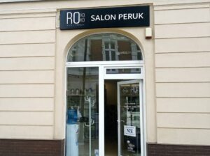 Elewacja budynku z szyldem "RO Salon Peruk" widocznym nad wejściem do salonu Rokoko w Bydgoszczy.