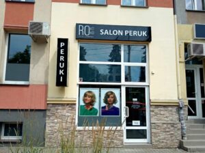Zdjęcie z zewnątrz pokazujące wejście, szyld "RO Salon Peruk" i witrynę stacjonarnego sklepu medycznego Rokoko w Częstochowie.