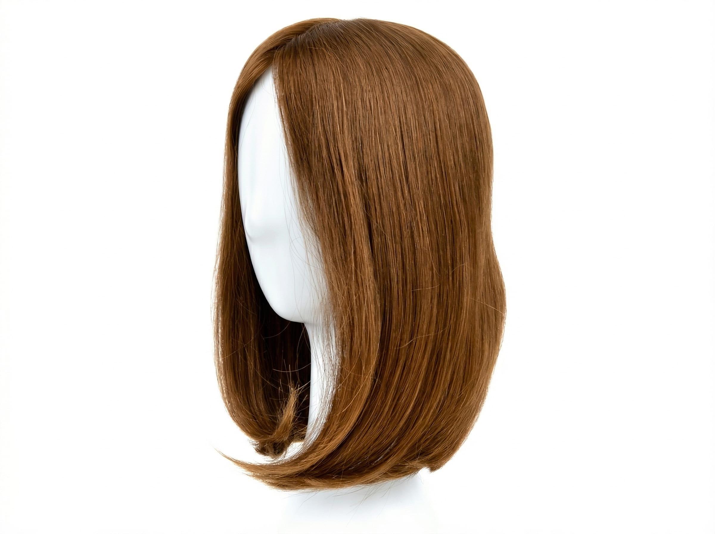 Topper z&nbsp;włosów naturalnych w&nbsp;odcieniu ciepłego brązu zaprezentowany na&nbsp;białej podstawce na&nbsp;białym tle.