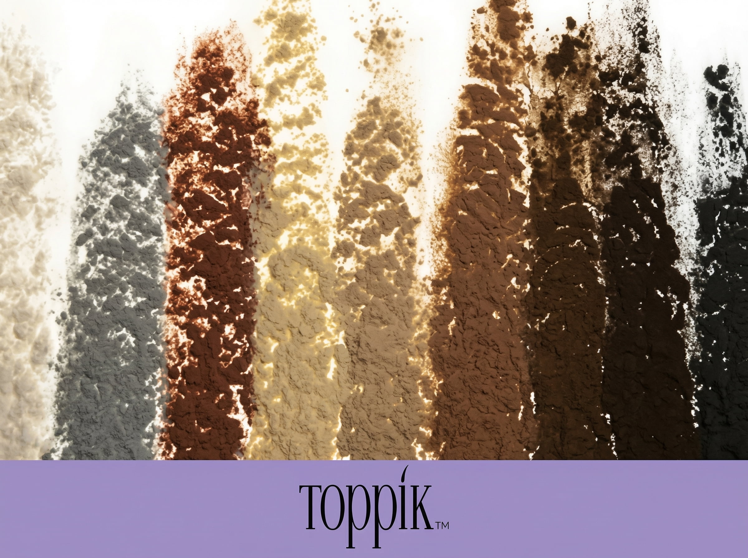 Zbliżenie kilku smug włókien Toppik w&nbsp;różnych kolorach ułożonych pionowo na&nbsp;jasnym tle z&nbsp;logotypem.