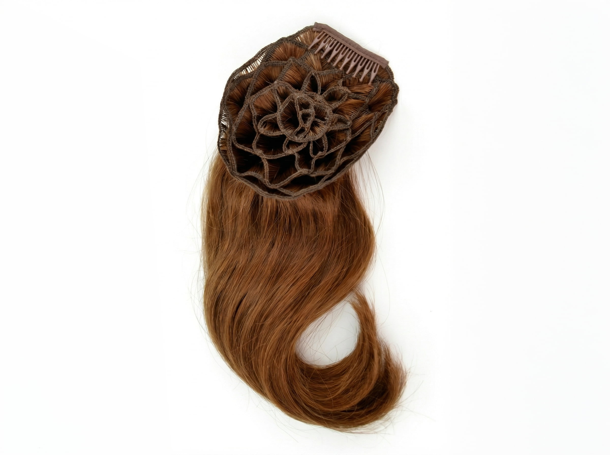 Dwie treski w&nbsp;kolorze ciepłego brązu w&nbsp;formie koków na&nbsp;gumce przedstawione na&nbsp;białym tle.